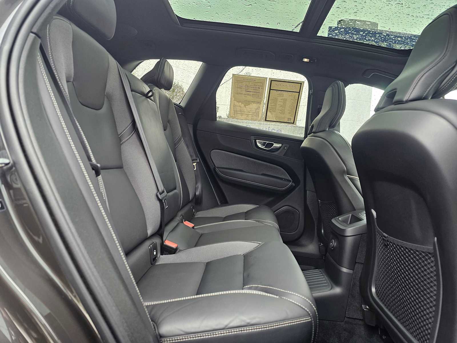 Used 2022 Volvo XC60 T8 R-Design w/ Advanced Package AWD/4WD image 14