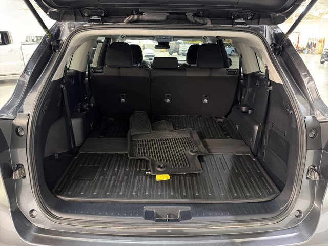 Used 2023 Toyota Highlander L FWD image 12