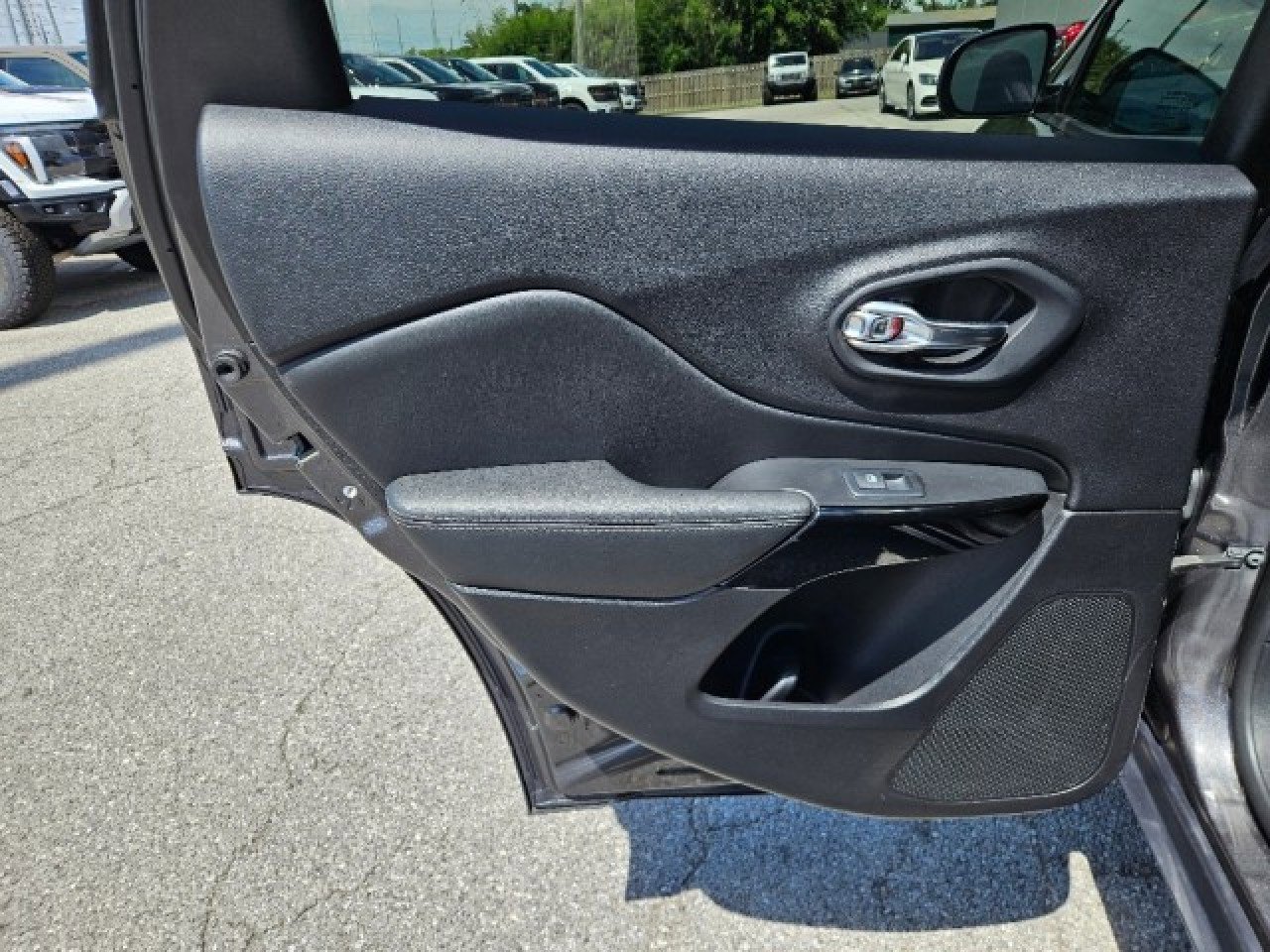 Used 2023 Jeep Cherokee Altitude Lux image 16