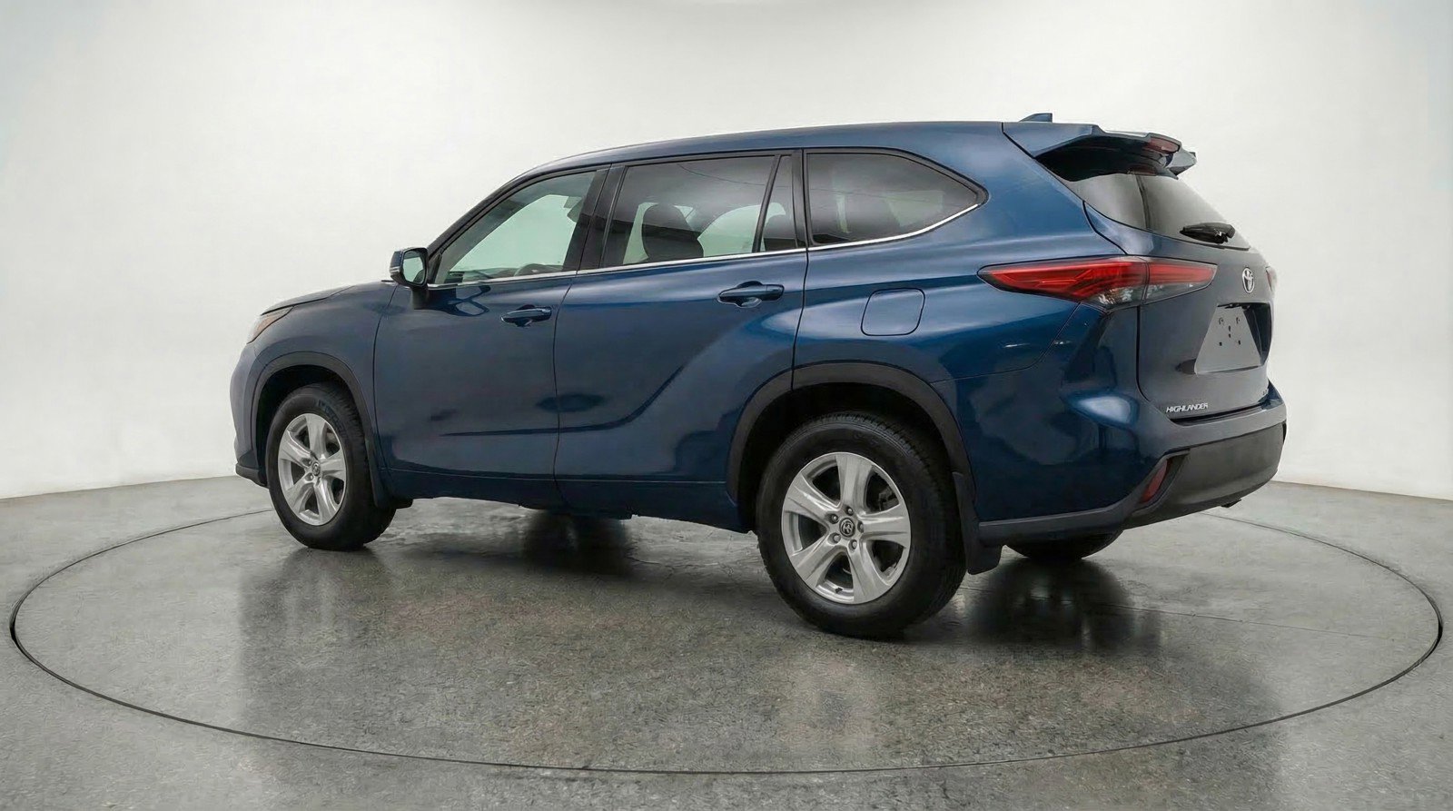 Used 2025 Toyota Highlander LE FWD image 6