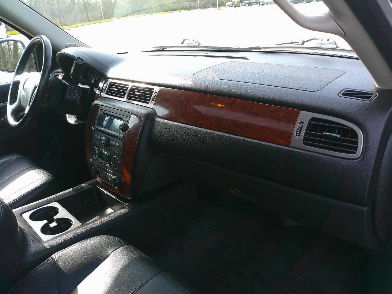 Used 2013 Chevrolet Suburban LT image 18