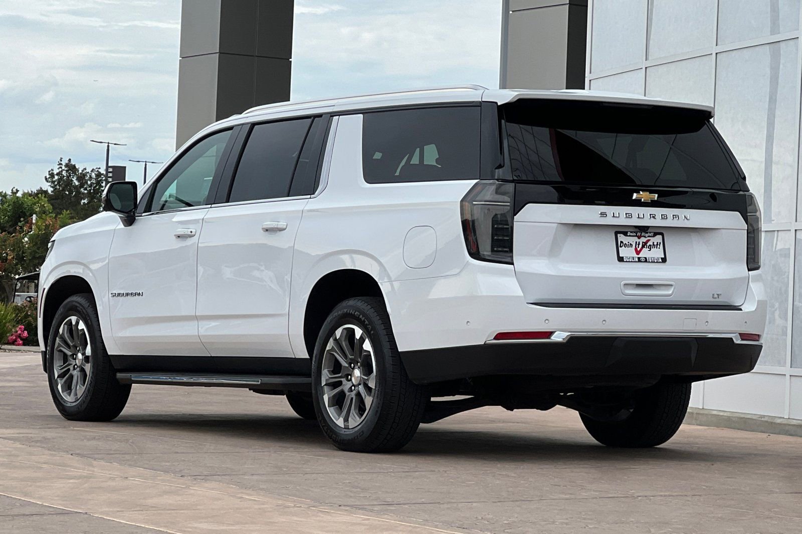 Used 2025 Chevrolet Suburban LT w/ Comfort Package image 6