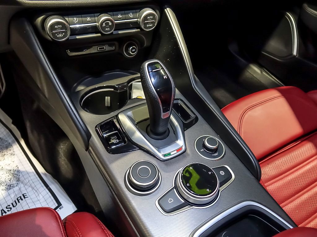 Used 2022 Alfa Romeo Giulia Veloce AWD/4WD image 23