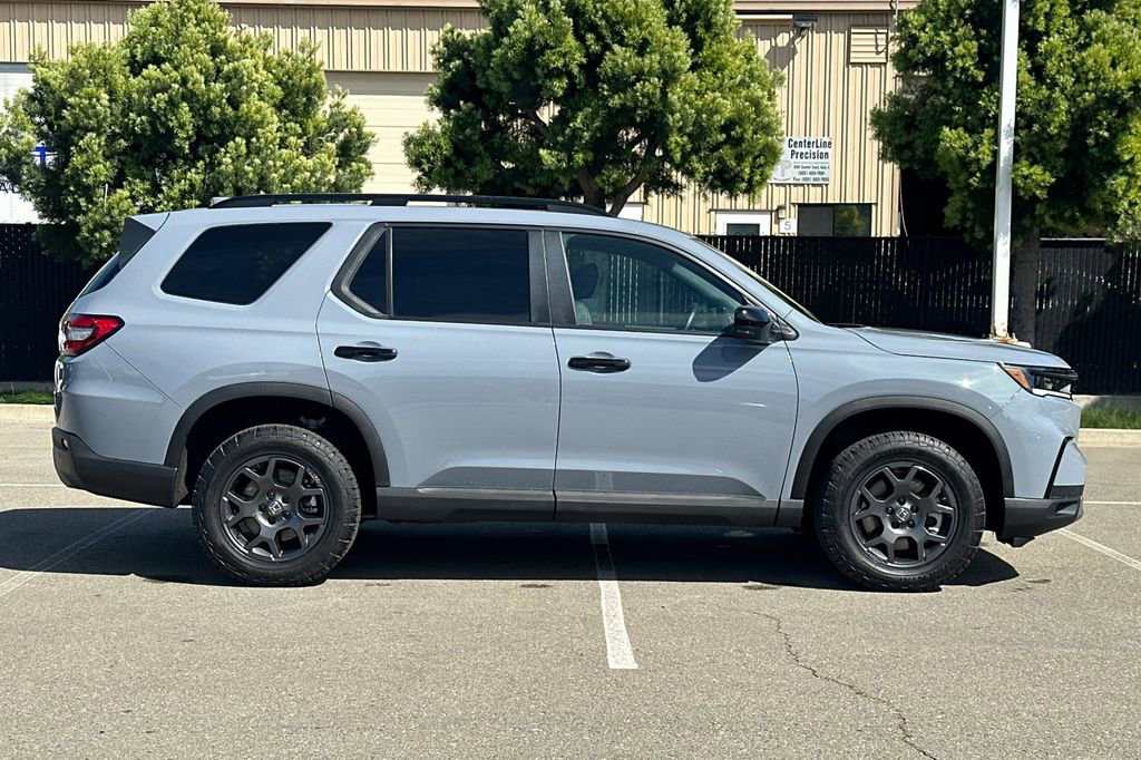 Used 2025 Honda Pilot TrailSport image 3