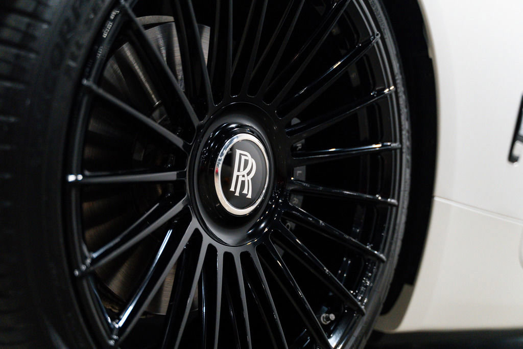 Used 2019 Rolls-Royce Dawn RWD image 9