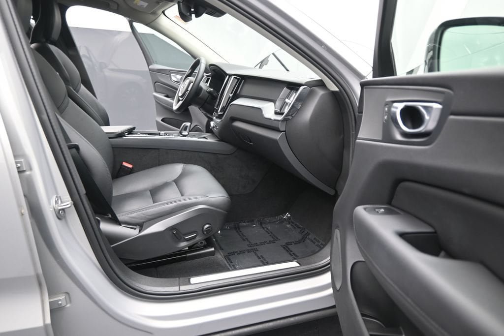 Certified 2024 Volvo XC60 B5 Core AWD/4WD image 16
