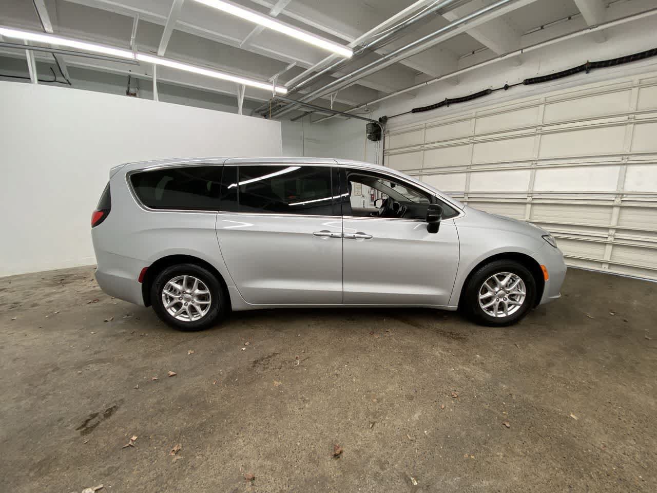 Used 2024 Chrysler Pacifica Touring-L FWD image 7
