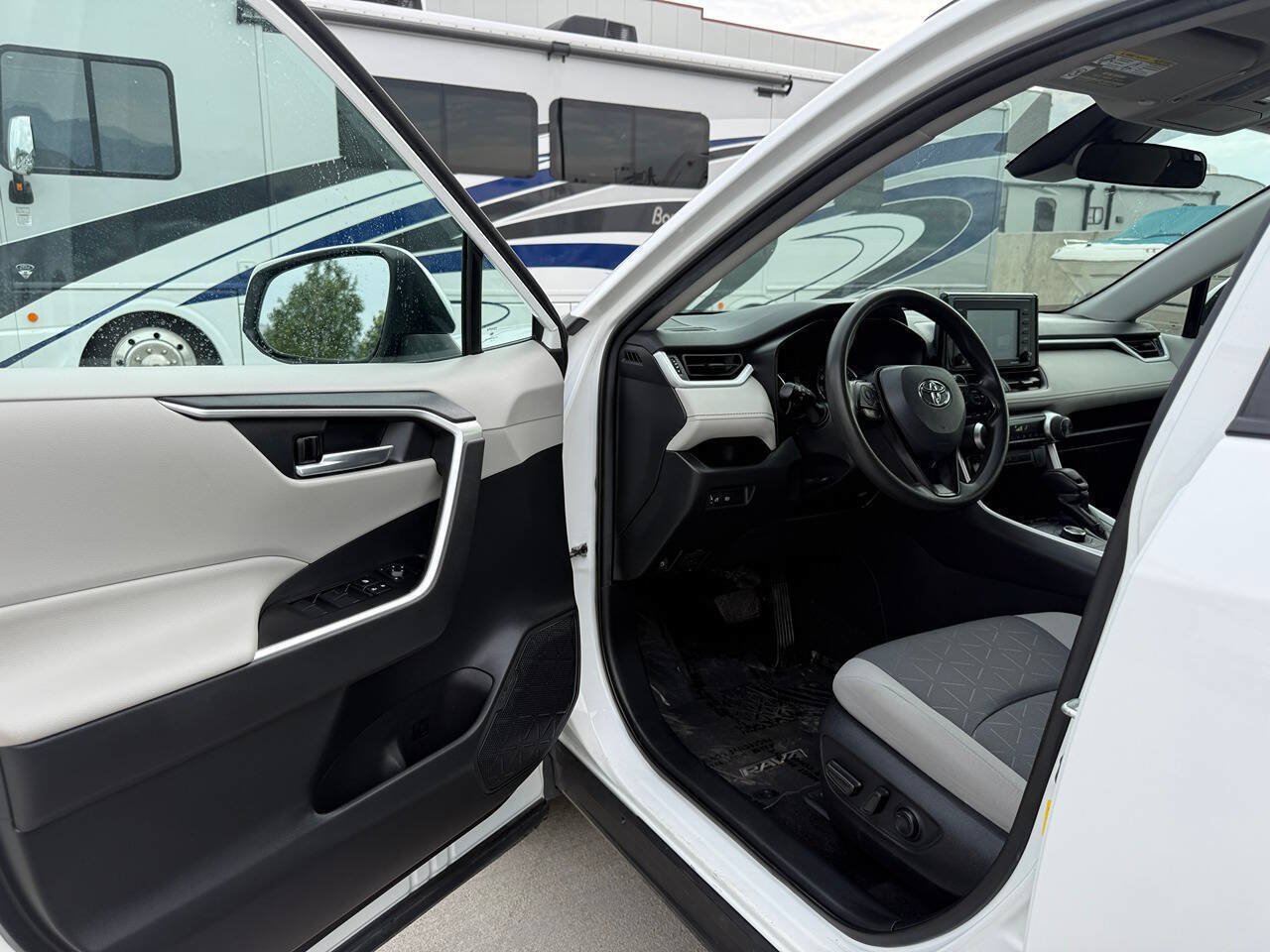 Used 2021 Toyota RAV4 XLE AWD/4WD image 14