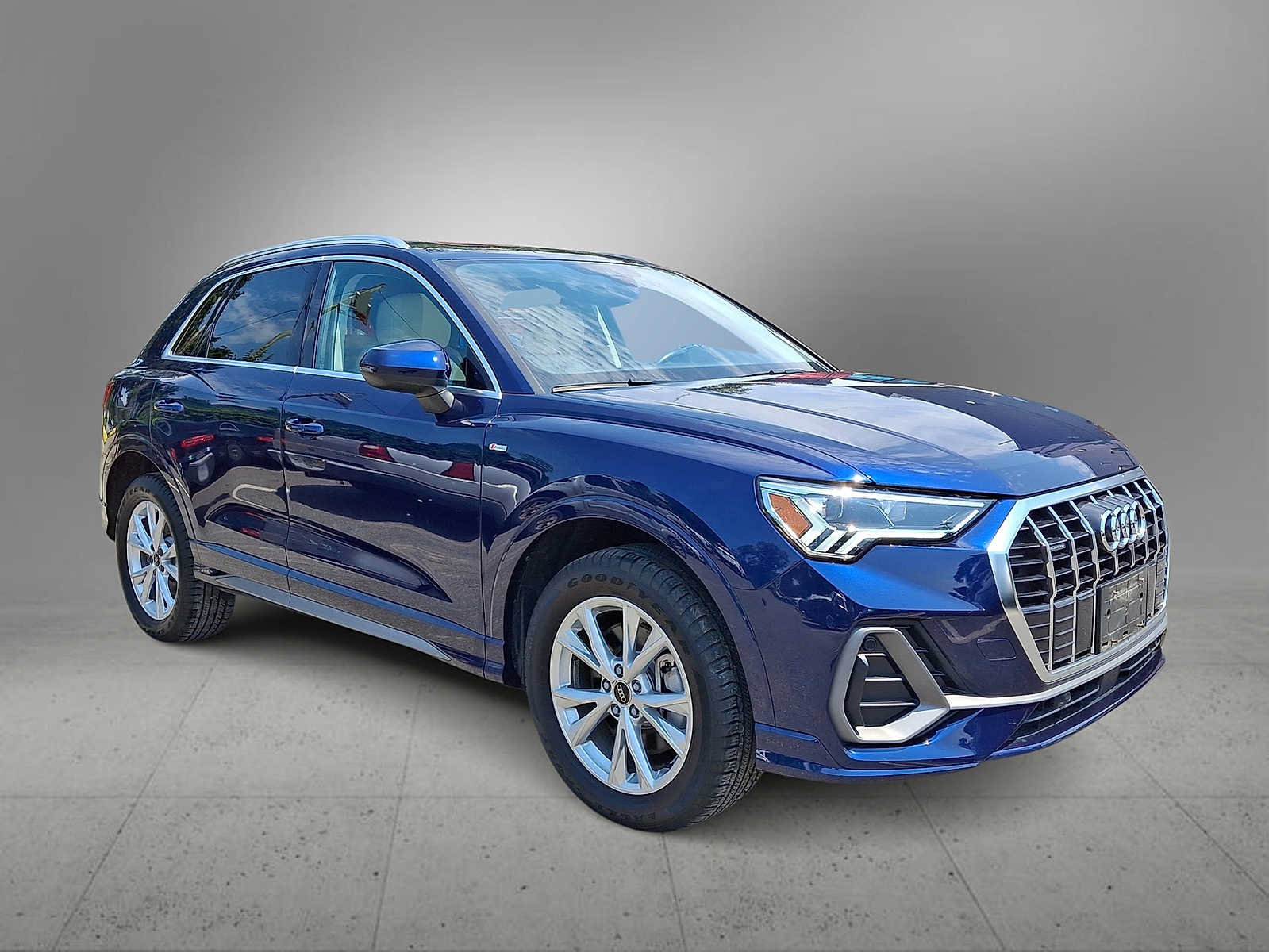 Used 2023 Audi Q3 2.0T Premium w/ Convenience Package AWD/4WD image 2