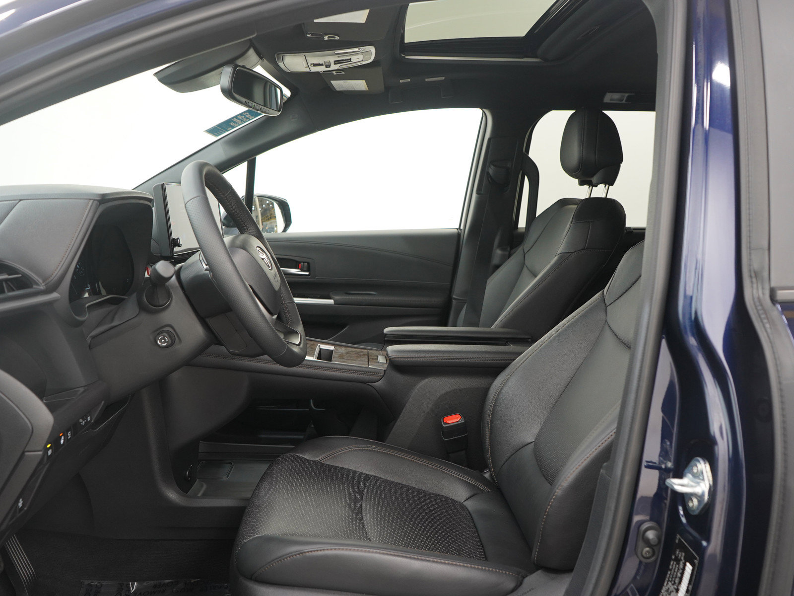 Used 2025 Toyota Sienna Platinum AWD/4WD image 31