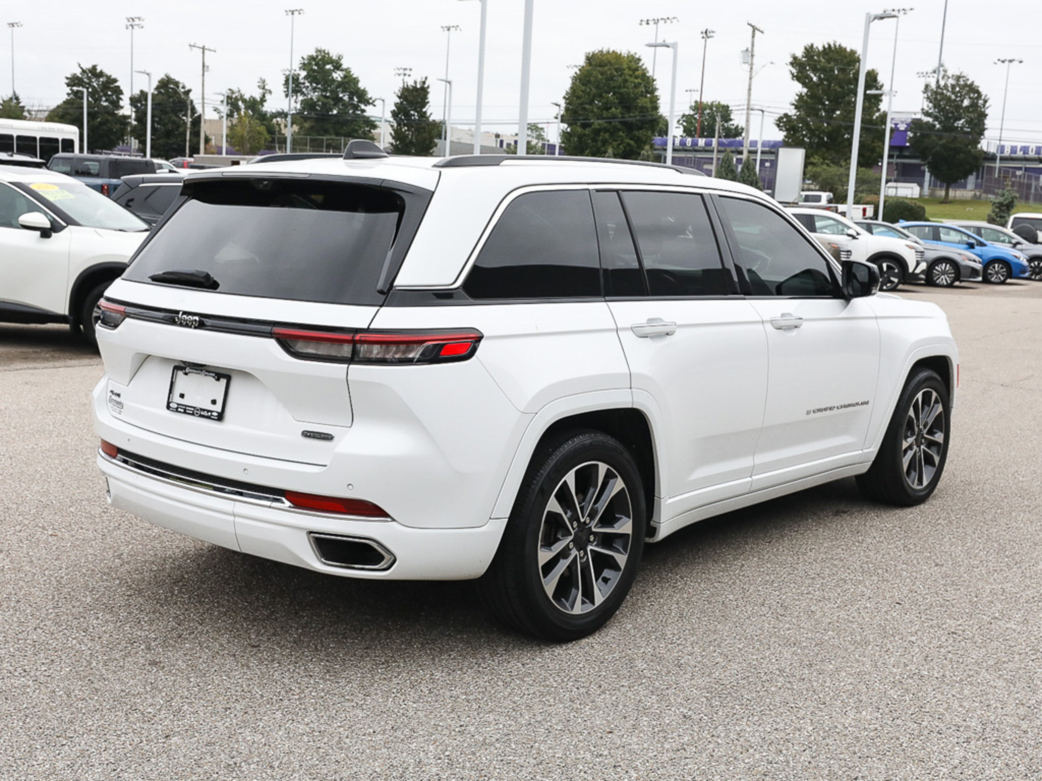 Used 2023 Jeep Grand Cherokee Overland w/ Luxury Tech Group IV AWD/4WD image 7