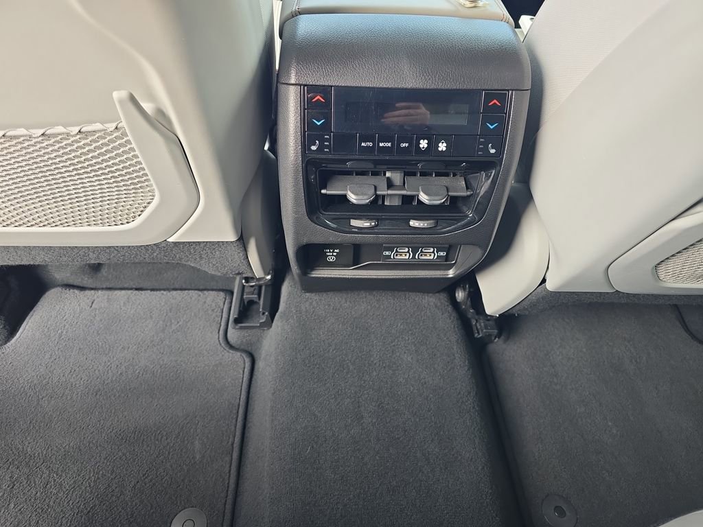 Used 2022 Jeep Grand Cherokee Overland w/ Advanced Protech Group III image 28