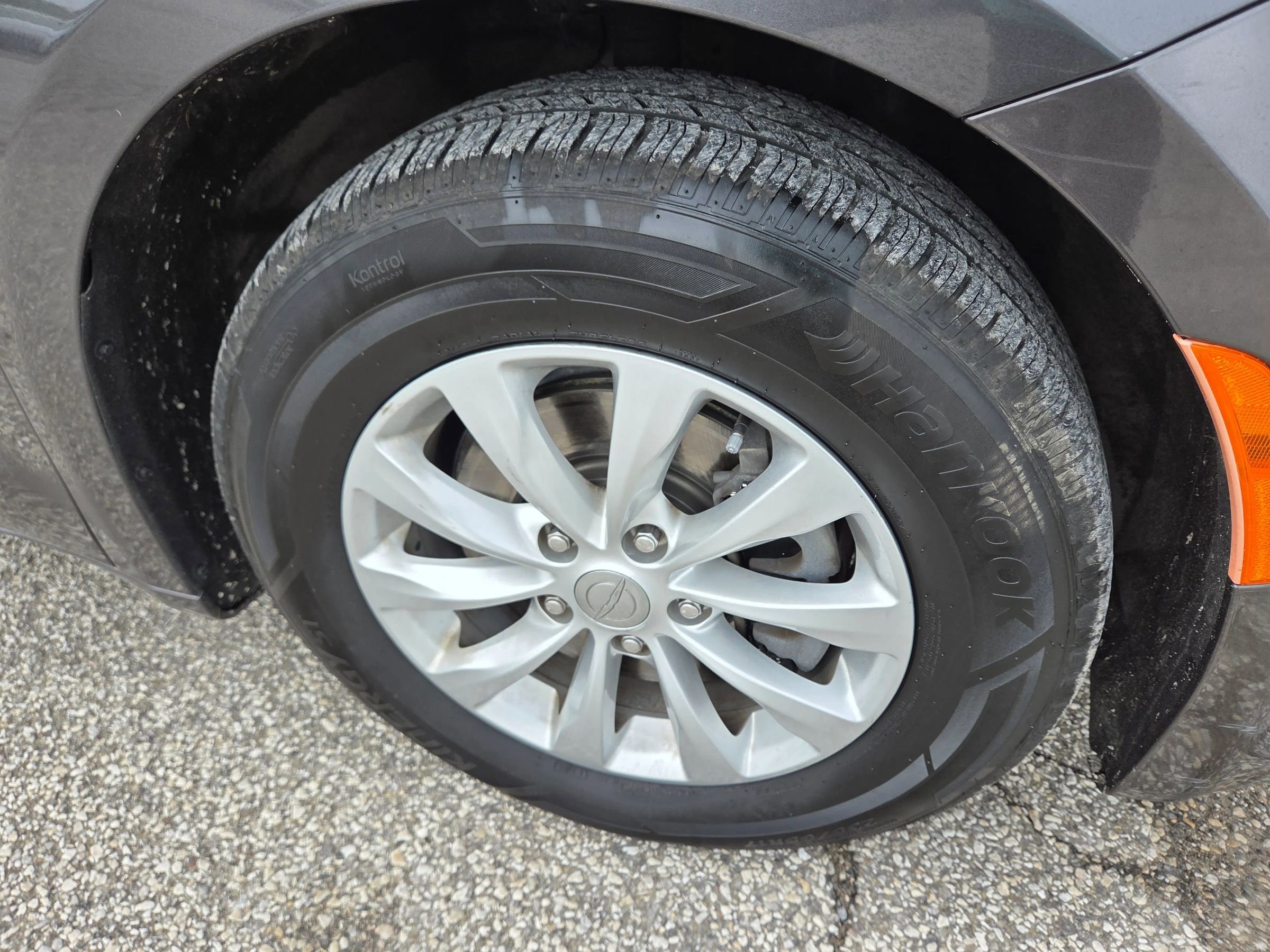 Used 2017 Chrysler Pacifica Touring-L FWD image 13