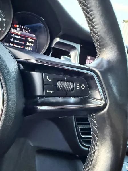 Used 2023 Porsche Macan AWD/4WD image 30