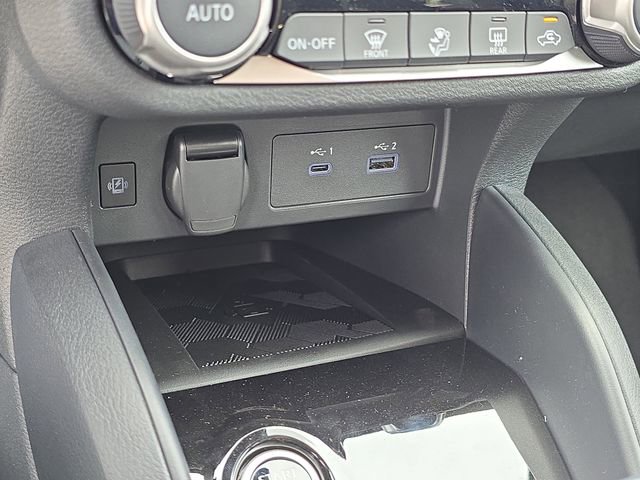 New 2025 Nissan Versa SR w/ Trunk Package FWD image 27