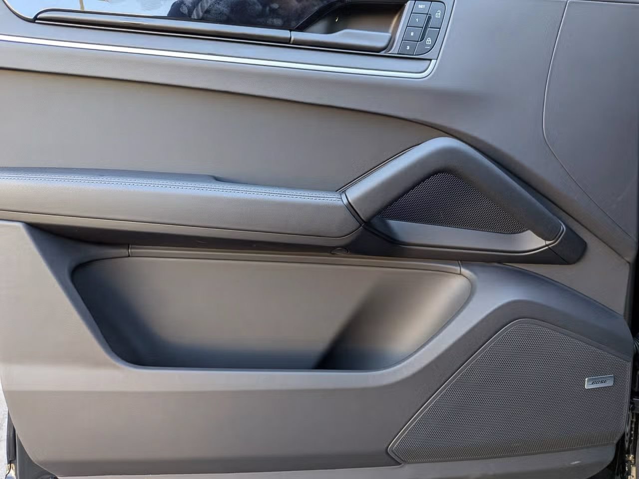 Certified 2025 Porsche Cayenne E-Hybrid AWD/4WD image 14