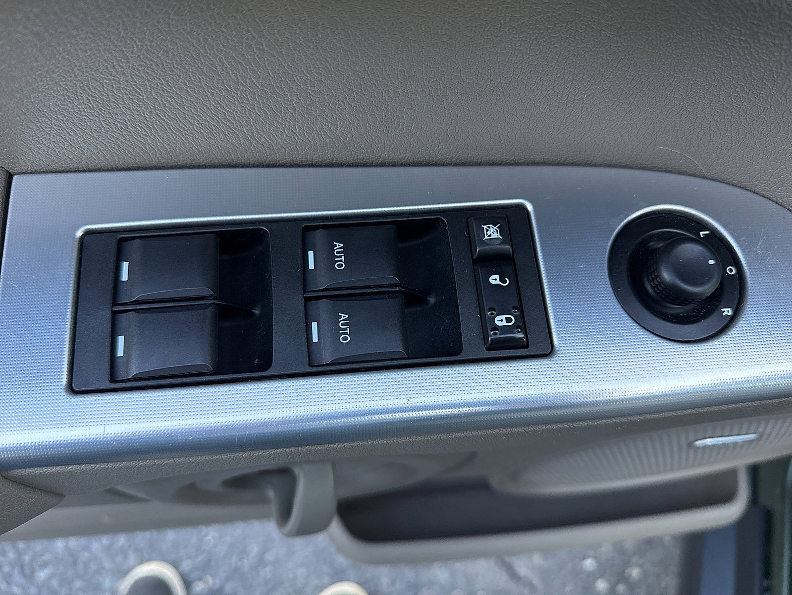 Used 2008 Jeep Commander Sport image 41