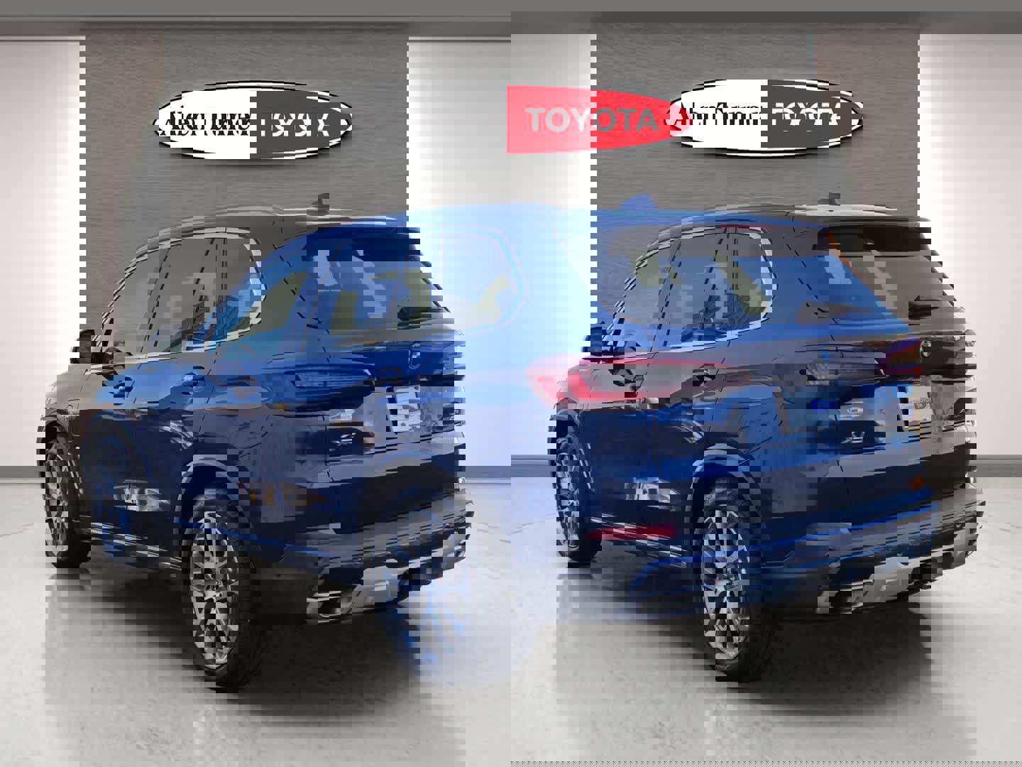 Used 2023 BMW X5 xDrive45e w/ Executive Package image 8