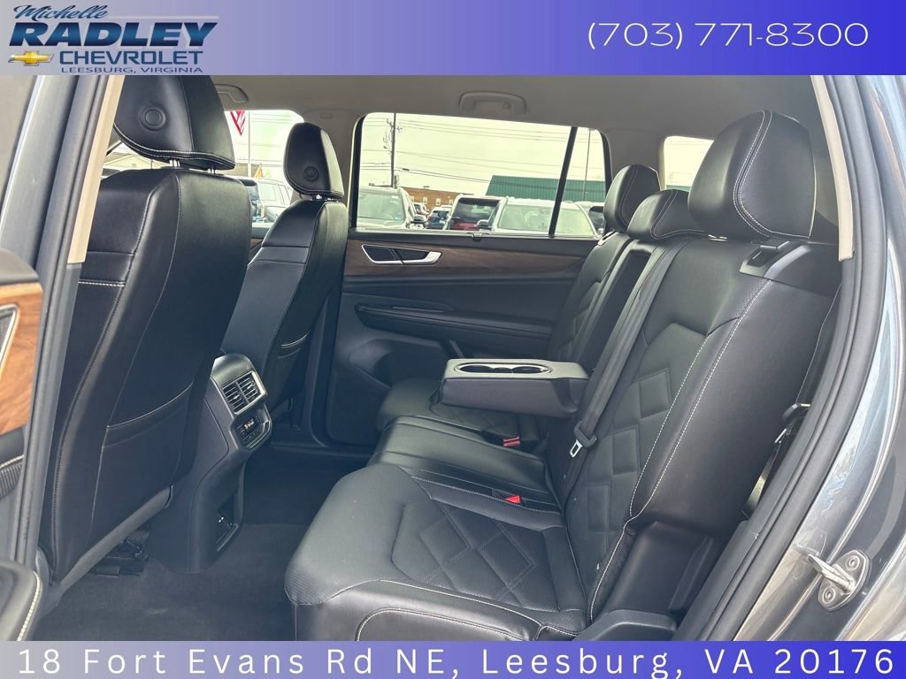 Used 2025 Volkswagen Atlas SE image 23