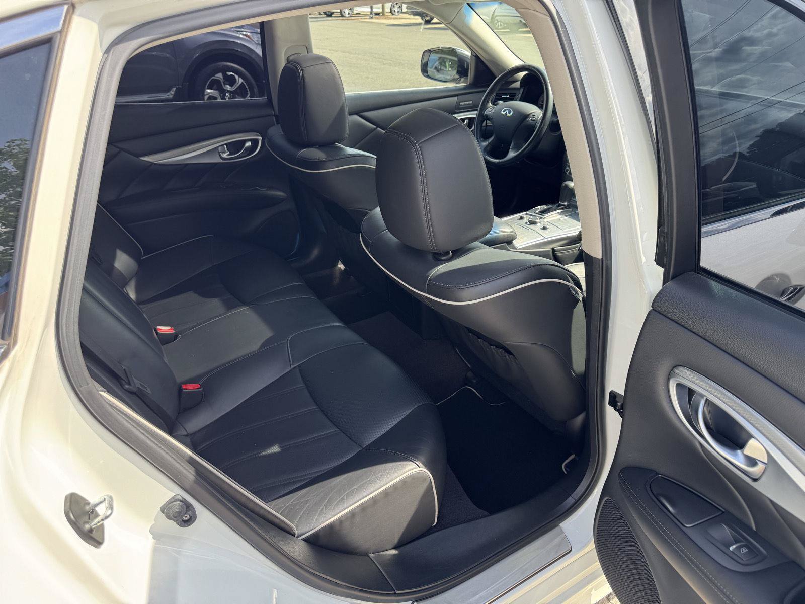 Used 2018 INFINITI Q70 Luxe RWD image 14