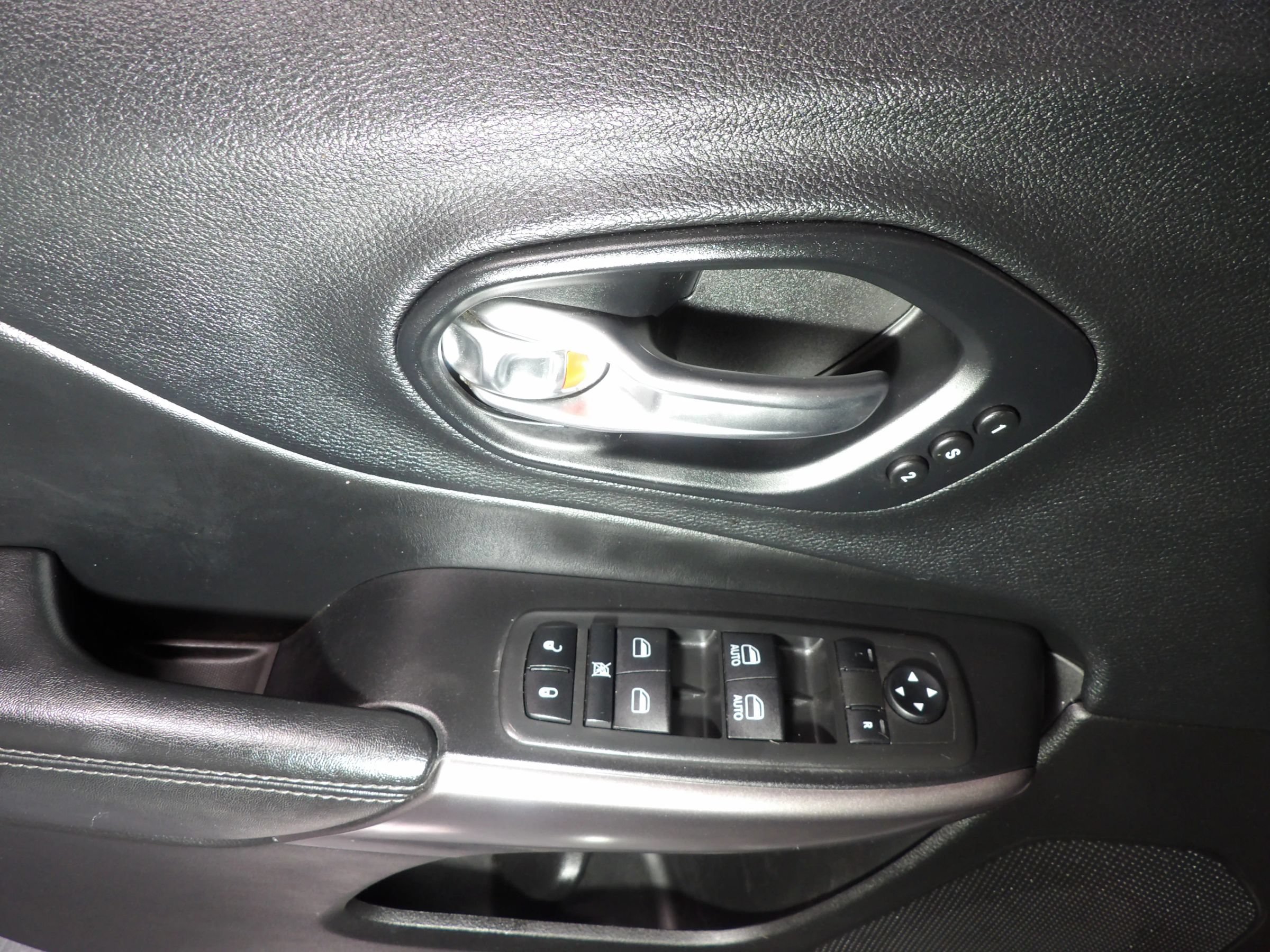 Used 2019 Jeep Cherokee Limited FWD image 7