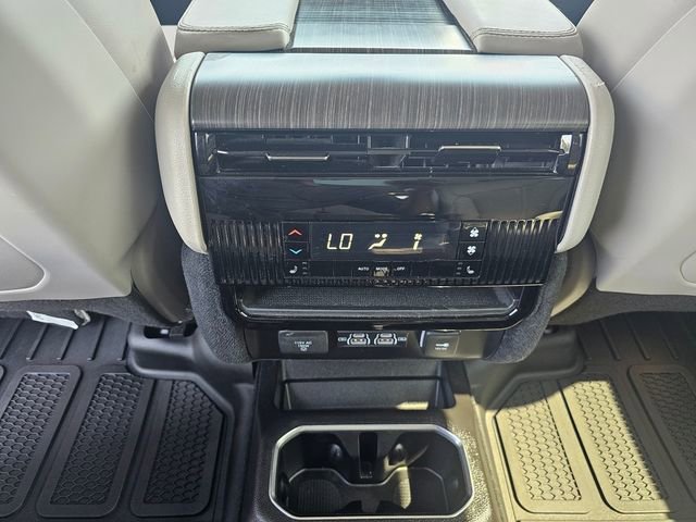 Used 2023 Jeep Wagoneer Series III w/ Preferred Equipment Group AWD/4WD image 22