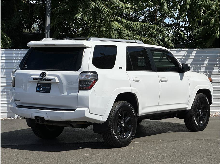 Used 2017 Toyota 4Runner SR5 AWD/4WD image 10