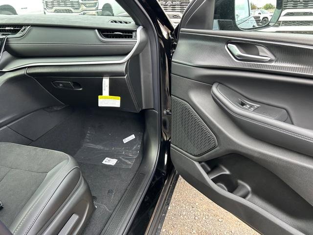 New 2025 Jeep Grand Cherokee Altitude image 29