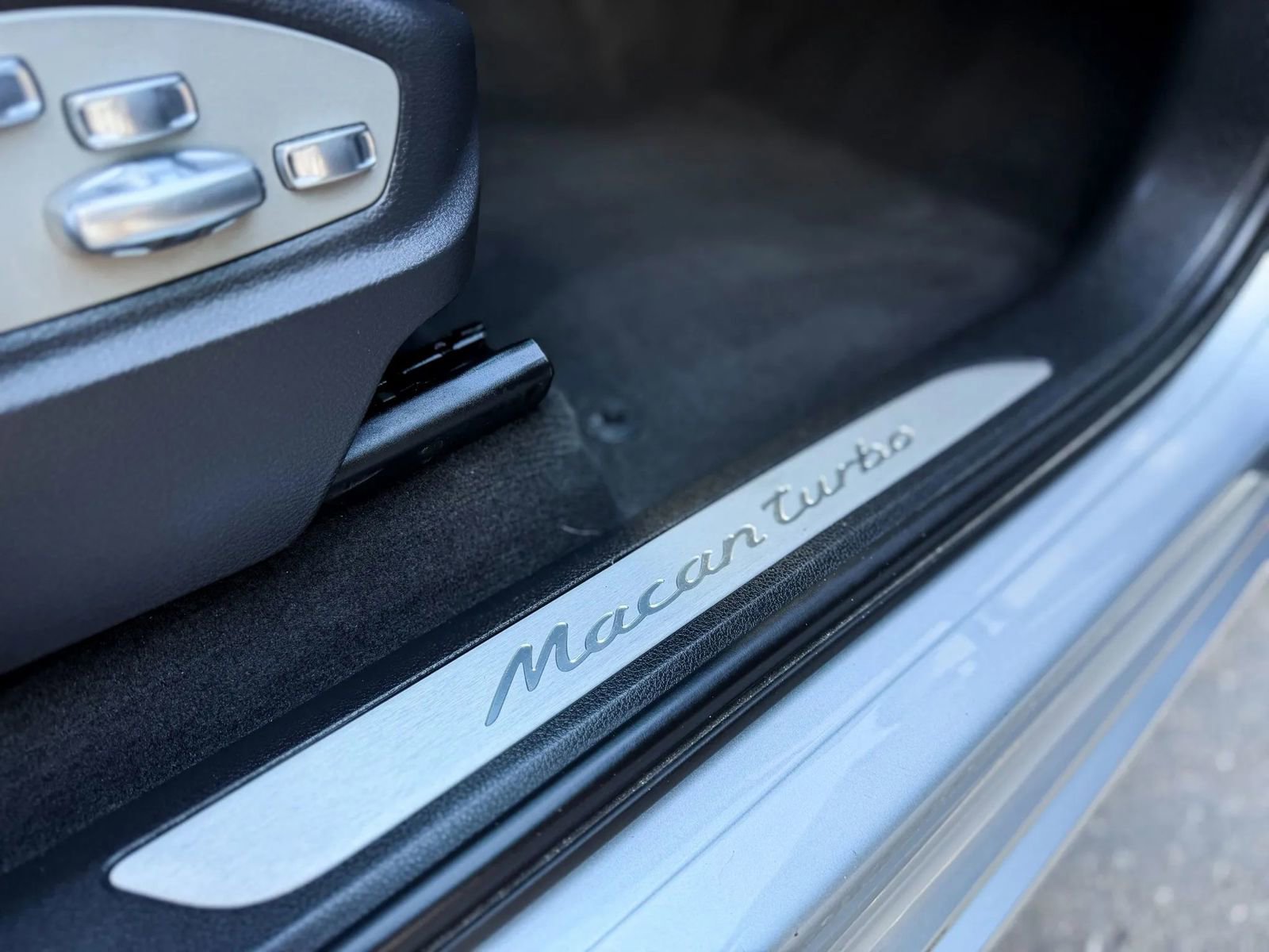 Used 2015 Porsche Macan Turbo image 7