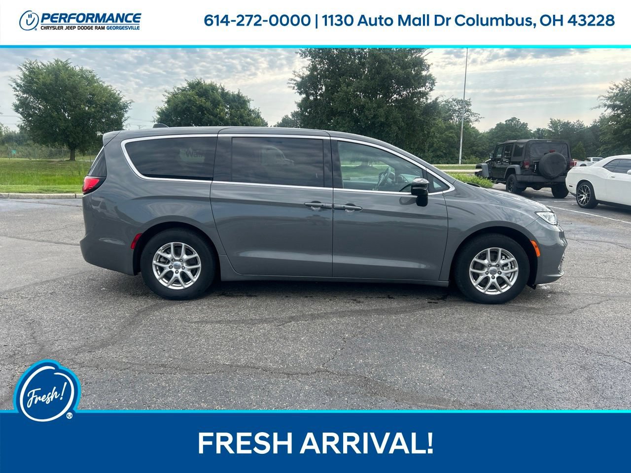 Used 2025 Chrysler Pacifica Select FWD image 3