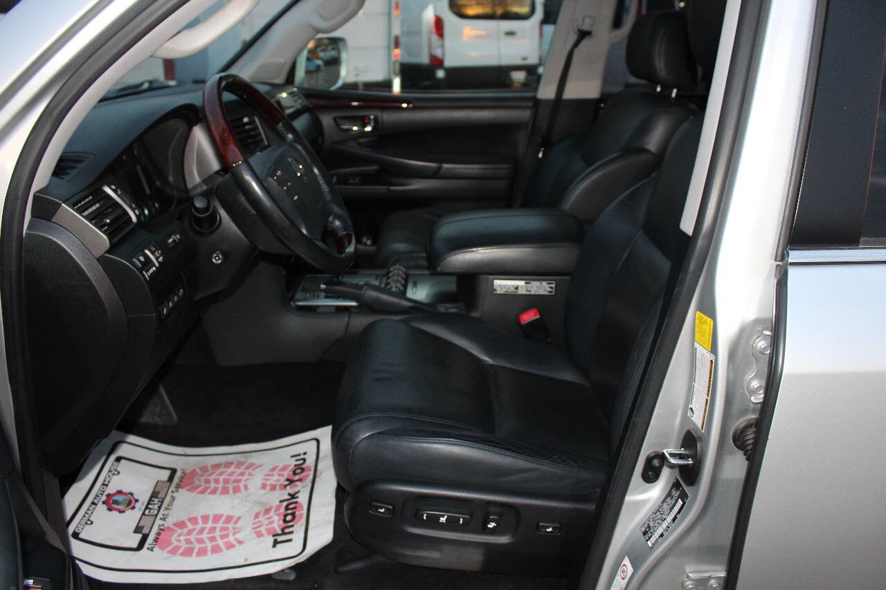 Used 2011 Lexus LX 570 4WD w/ Luxury Pkg image 10