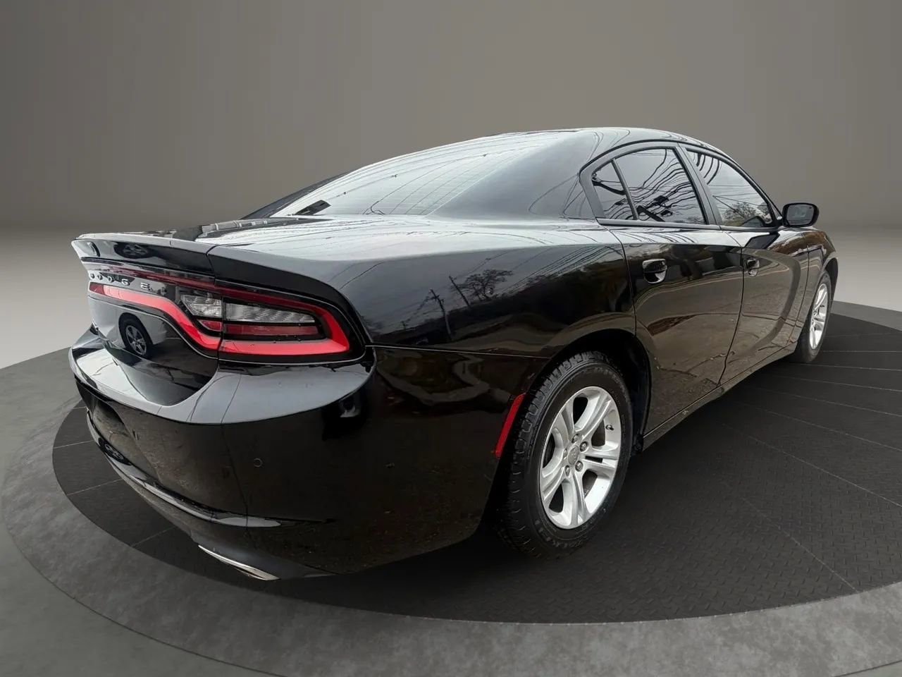 Used 2022 Dodge Charger SXT w/ Leather Interior Group RWD image 5