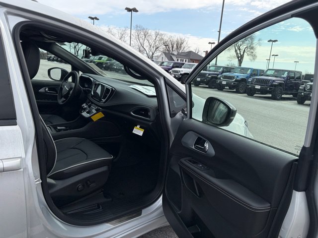New 2026 Chrysler Pacifica Limited w/ S Appearance Package FWD image 27