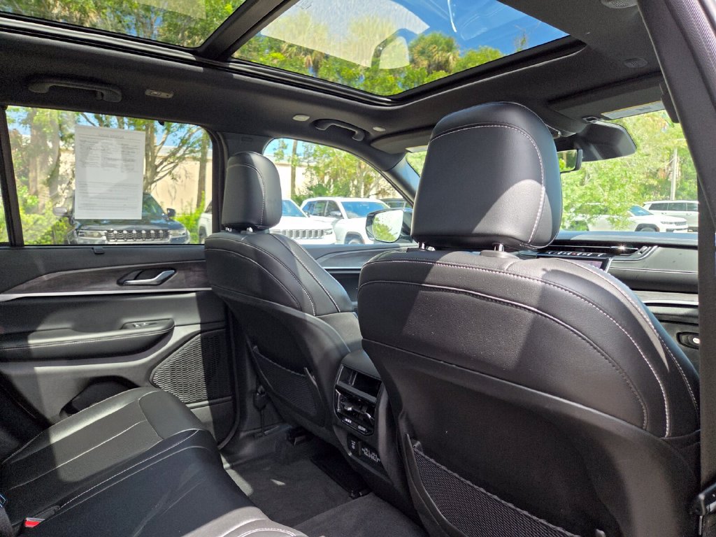 Used 2025 Jeep Grand Cherokee Limited AWD/4WD image 17
