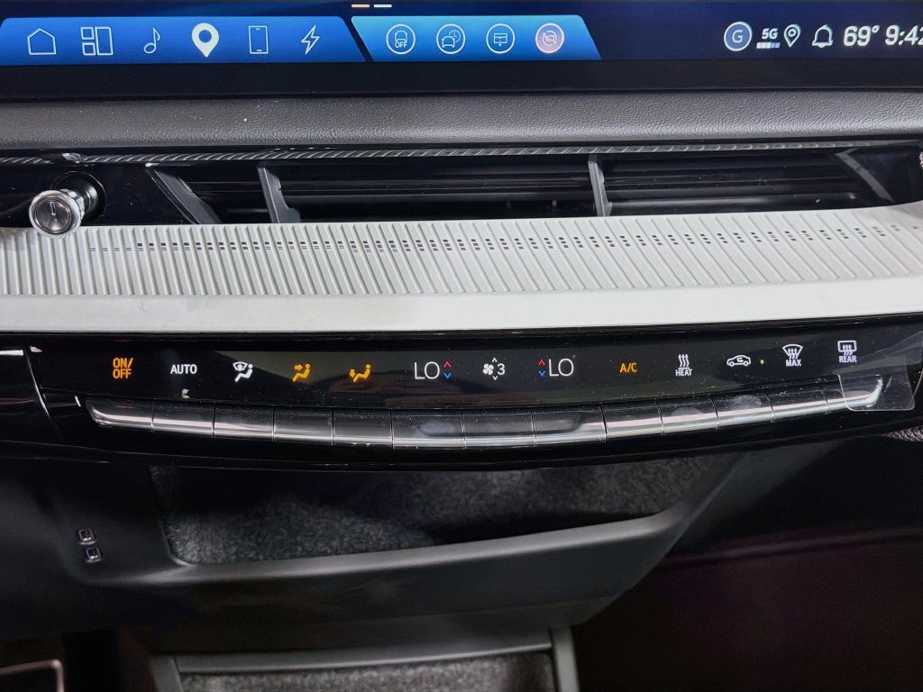 New 2026 Cadillac Optiq Sport 1 w/ LPO, Floor Liner Package AWD/4WD image 17