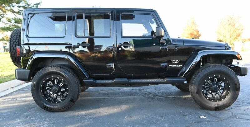 Used 2015 Jeep Wrangler Unlimited Sahara w/ Dual Top Group AWD/4WD image 14