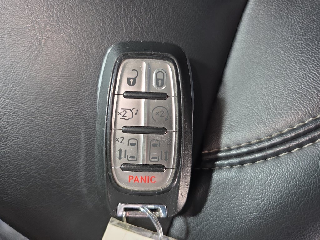 Used 2023 Chrysler Pacifica Touring-L FWD image 39