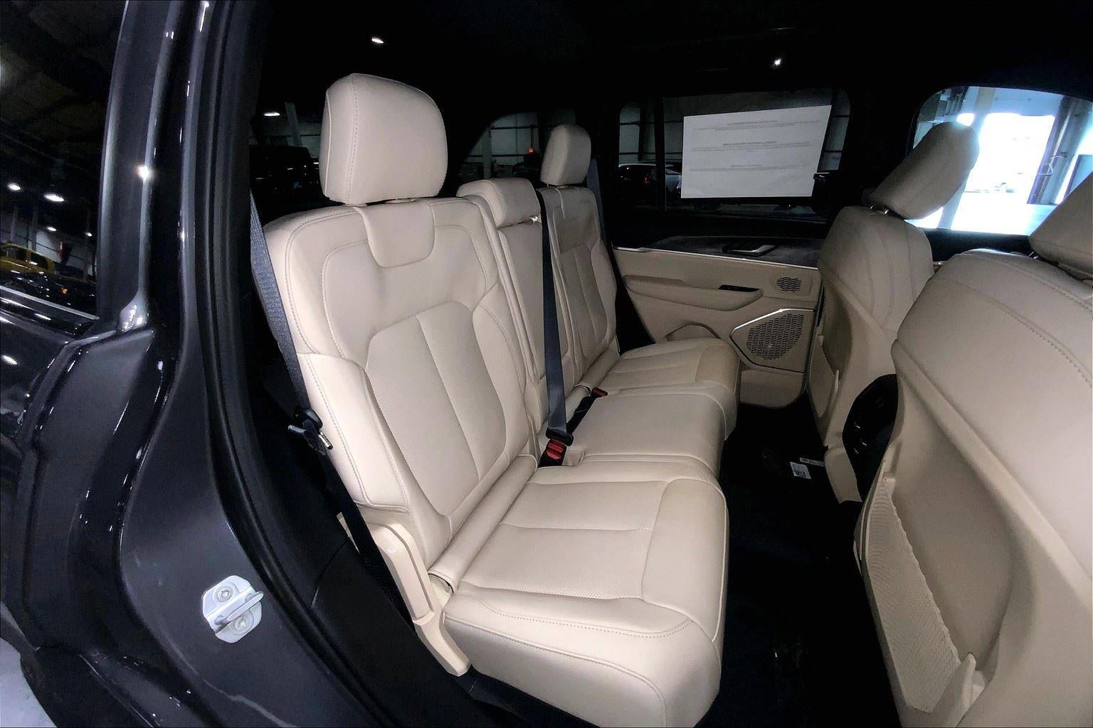 New 2025 Jeep Grand Cherokee Limited w/ Luxury Tech Group II AWD/4WD image 21