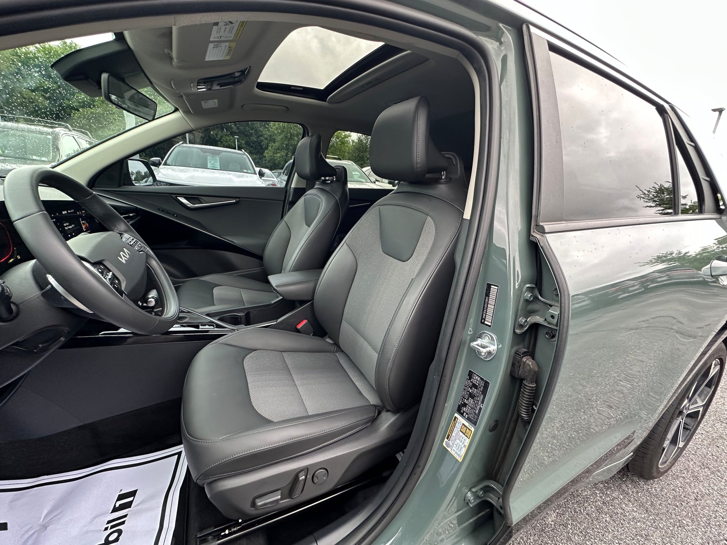 Used 2024 Kia Niro EX Touring FWD image 22