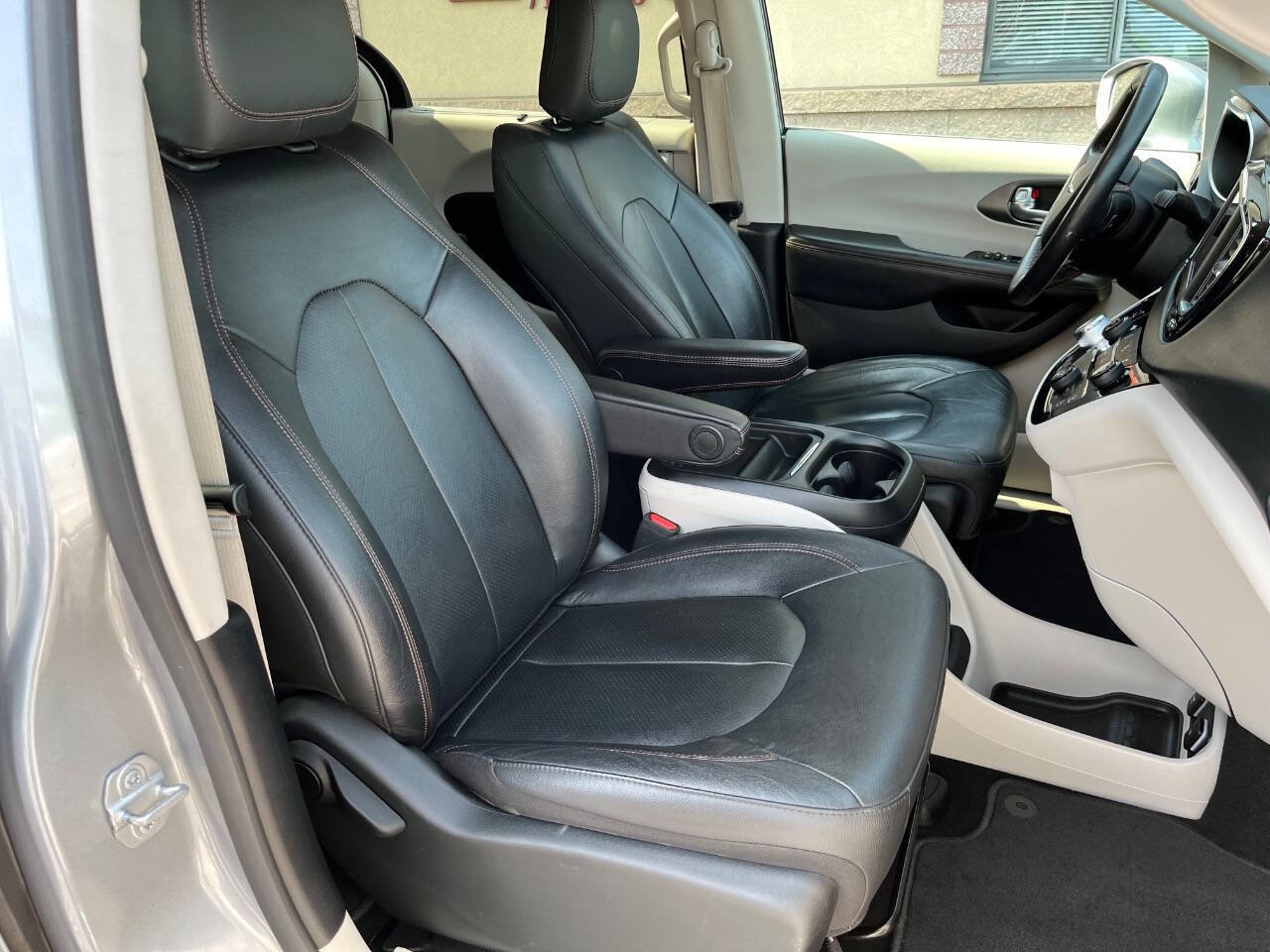 Used 2020 Chrysler Pacifica Touring-L image 10