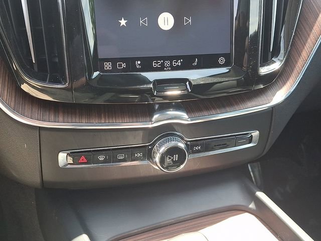 Used 2023 Volvo XC60 B5 Plus image 19