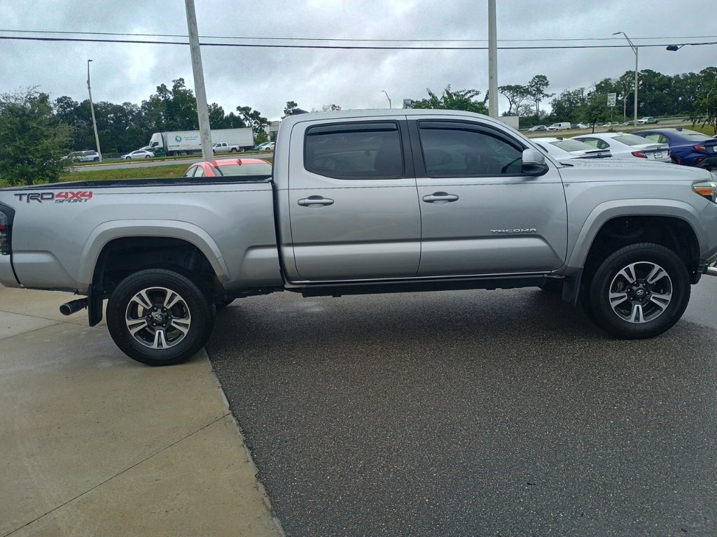 Used 2019 Toyota Tacoma TRD Sport w/ TRD Premium Sport Package AWD/4WD image 4