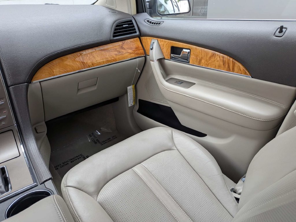 Used 2014 Lincoln MKX FWD w/ Walnut Swirl Wood Package image 16