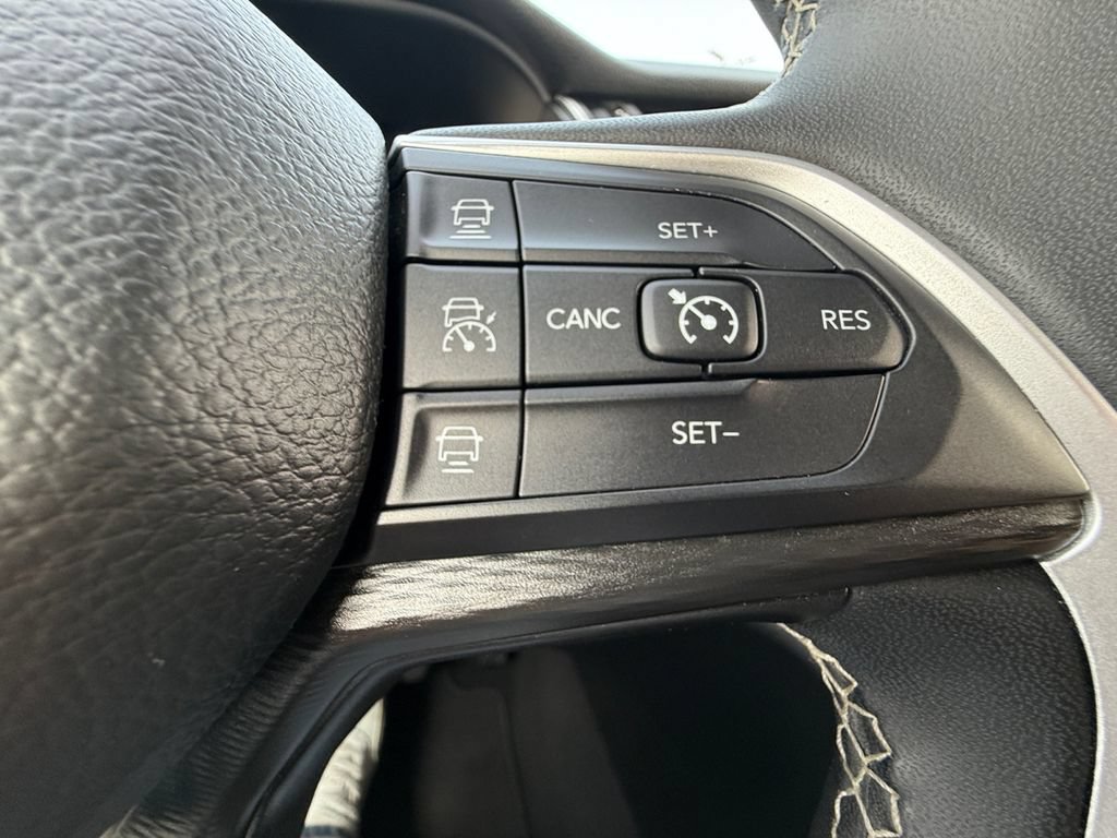 Used 2024 Jeep Grand Cherokee Laredo AWD/4WD image 18
