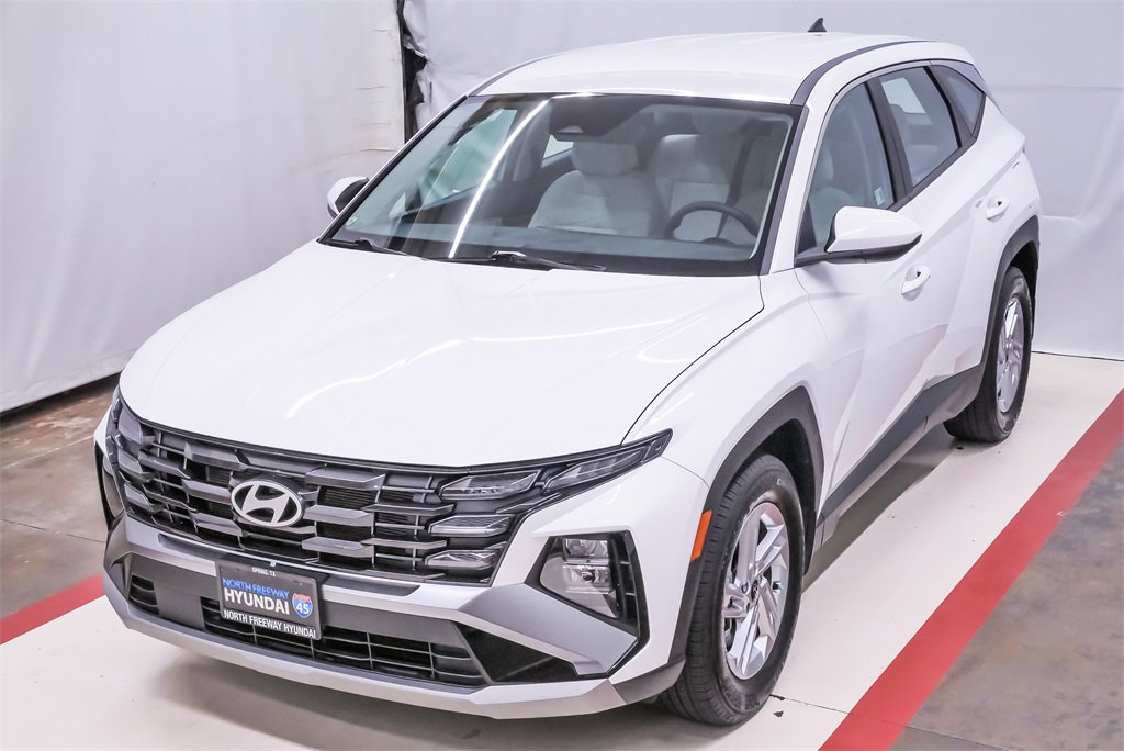 Certified 2025 Hyundai Tucson SE image 1
