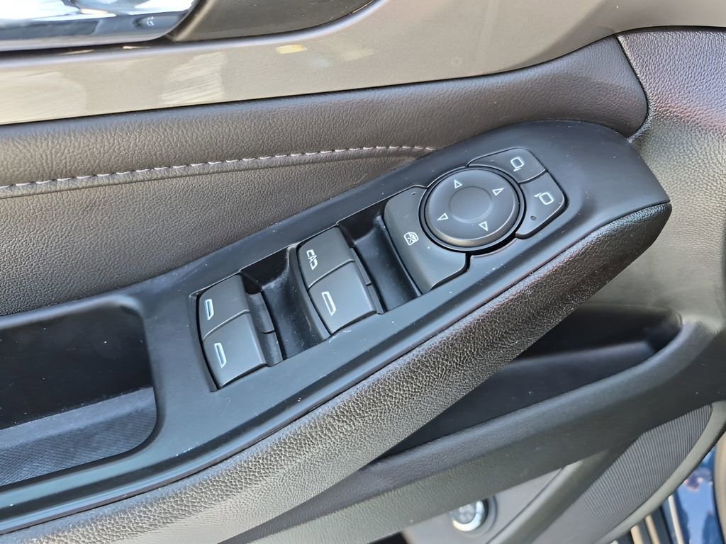 Used 2023 Chevrolet Traverse LT image 28