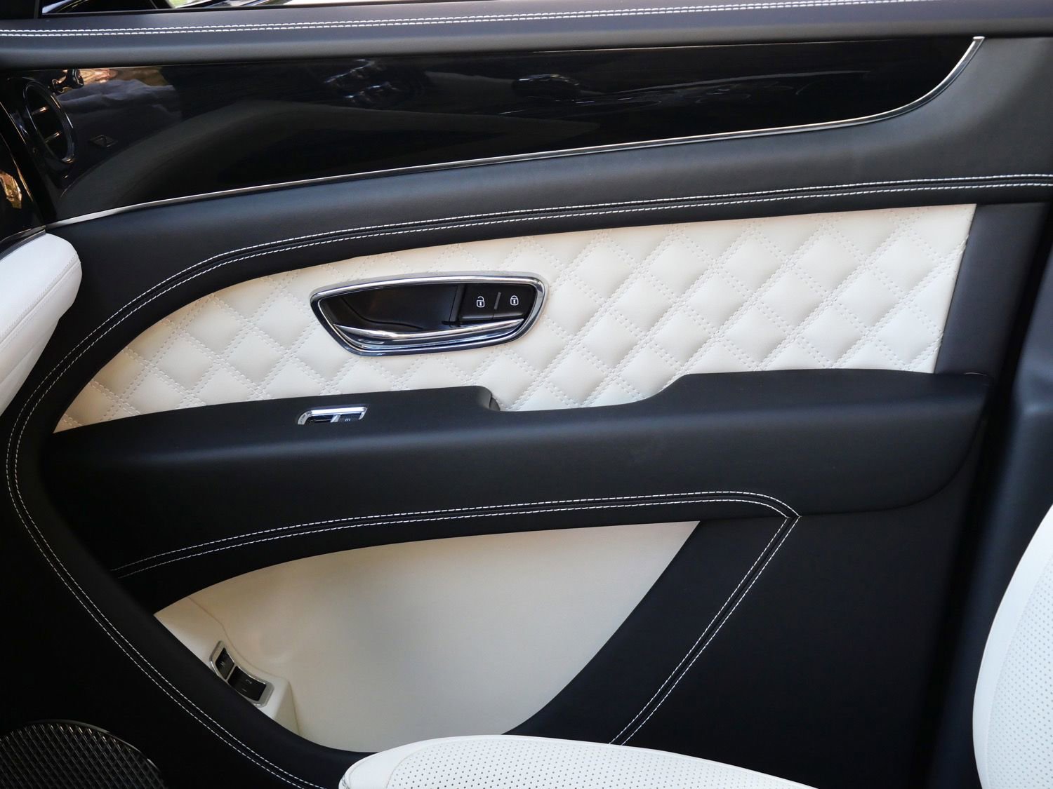 Used 2023 Bentley Bentayga AWD/4WD image 14