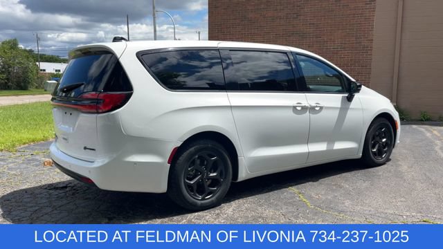 Used 2024 Chrysler Pacifica Limited FWD image 8