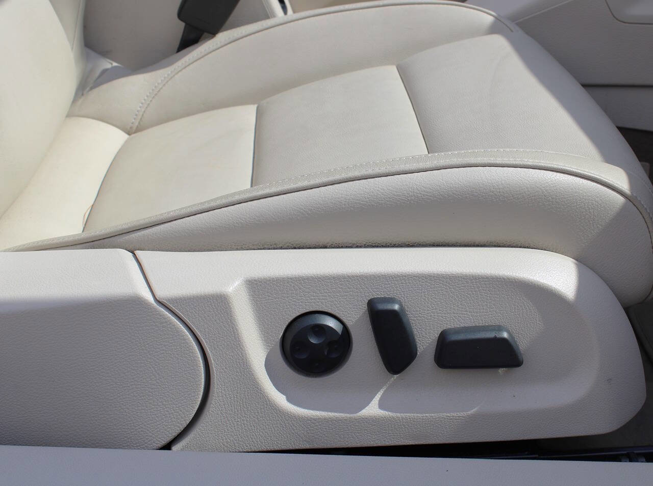 Used 2013 Volkswagen Eos Lux image 38