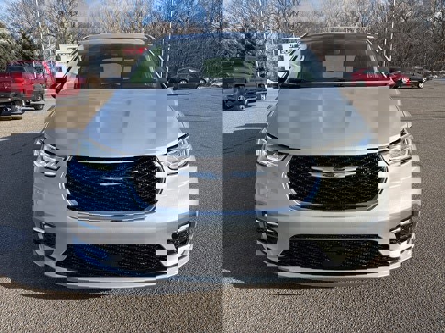 Used 2024 Chrysler Pacifica Touring-L image 4